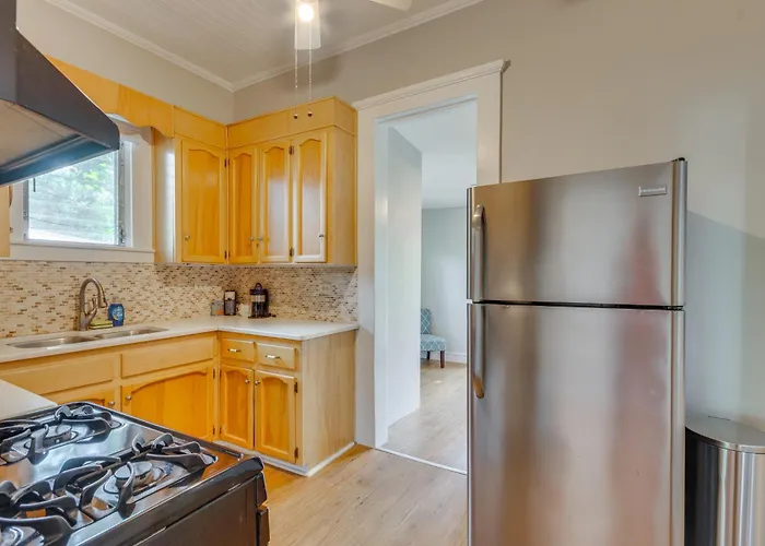 < 2 Mi To Dtwn Pensacola: Peaceful W/ Patio Holiday home