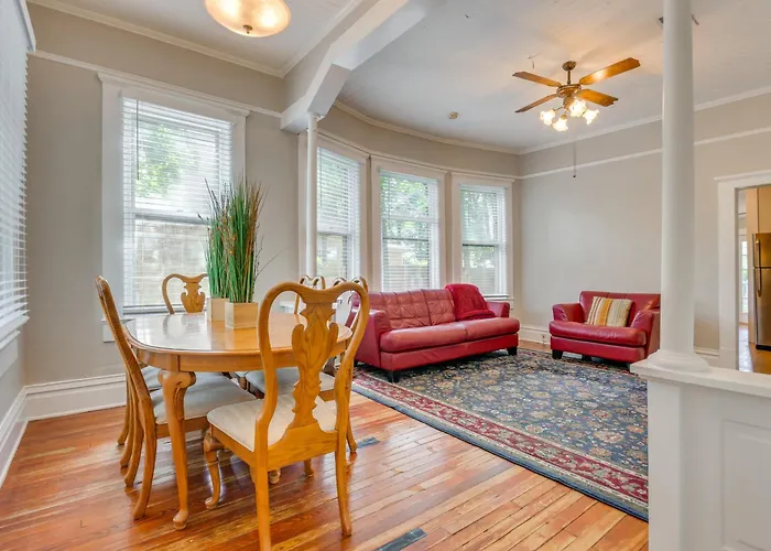 Holiday home < 2 Mi To Dtwn Pensacola: Peaceful W/ Patio