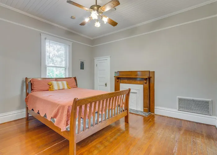 < 2 Mi To Dtwn Pensacola: Peaceful W/ Patio Holiday home *