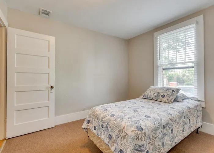 < 2 Mi To Dtwn Pensacola: Peaceful W/ Patio Holiday home *