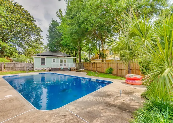 Holiday home < 2 Mi To Dtwn Pensacola: Peaceful W/ Patio