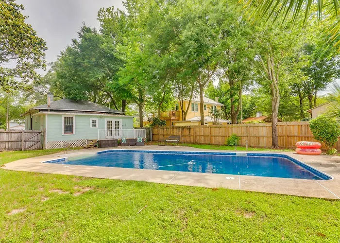 Holiday home < 2 Mi To Dtwn Pensacola: Peaceful W/ Patio *